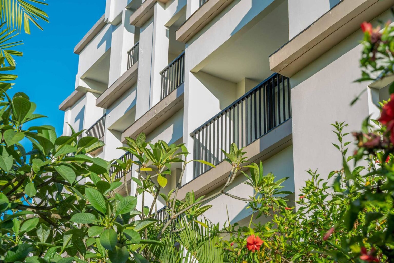 Cross-Vibe-Paasha-Atelier-Bali-Kuta-Exterior-1