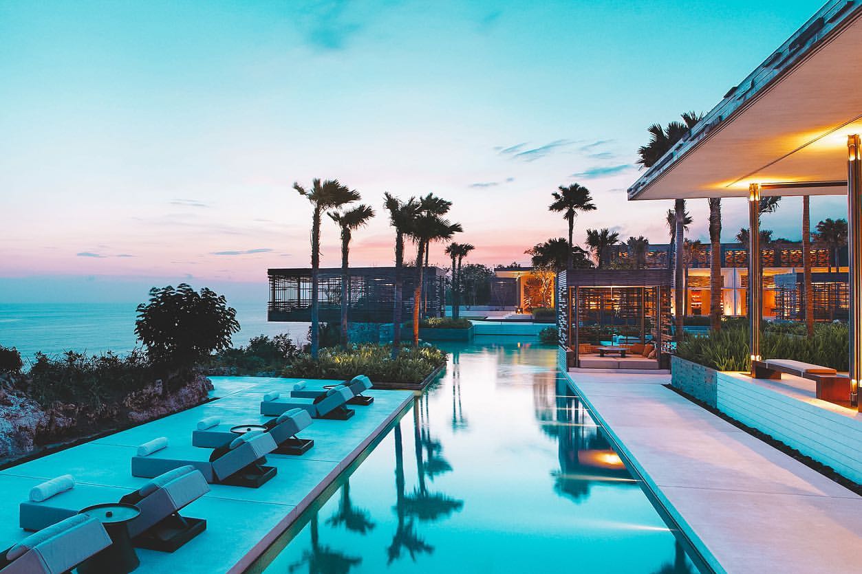 Cliffside pool and lounge at Alila Villas Uluwatu