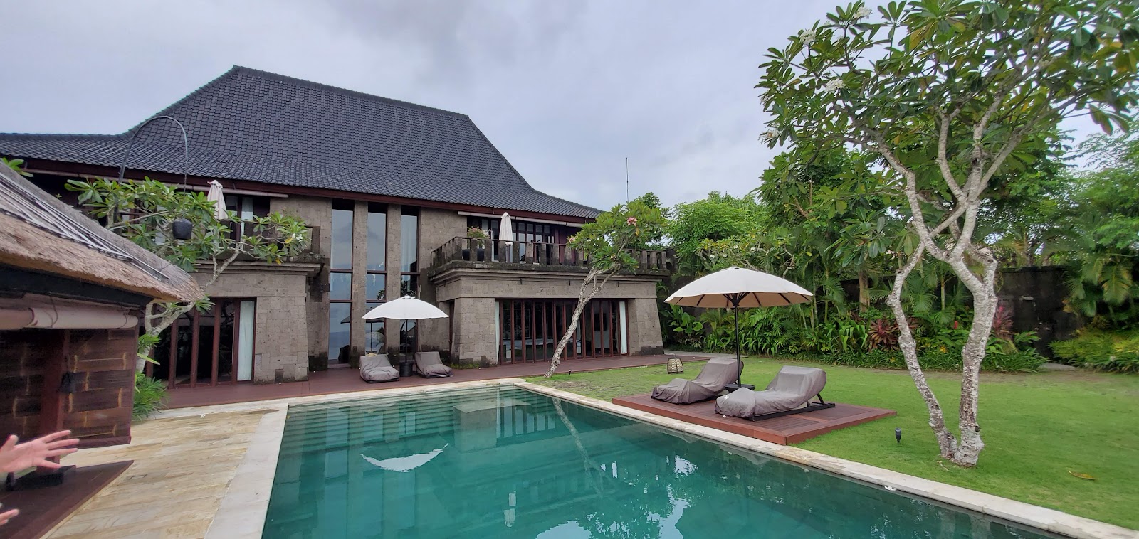 Clifftop villa pool overlooking the ocean at Bvlgari Resort Bali